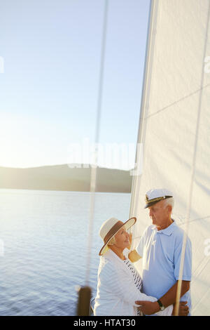 Seniors amorosa danza su yacht Foto Stock