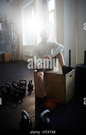 Giovane atleta acqua potabile in palestra dopo il corso di formazione Foto Stock