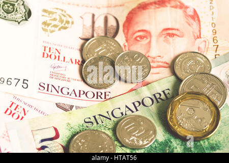 Di dollari e centesimi closeup con il fuoco selettivo sulla parola di Singapore Foto Stock