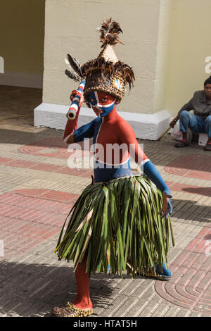 Il coloratissimo carnevale dei bambini sfilata nel centro storico della città coloniale di Santo Domingo, Repubblica Dominicana. Un sito Patrimonio Mondiale dell'UNESCO. Foto Stock