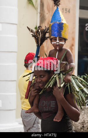 Il coloratissimo carnevale dei bambini sfilata nel centro storico della città coloniale di Santo Domingo, Repubblica Dominicana. Un sito Patrimonio Mondiale dell'UNESCO. Foto Stock
