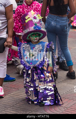 Il coloratissimo carnevale dei bambini sfilata nel centro storico della città coloniale di Santo Domingo, Repubblica Dominicana. Un sito Patrimonio Mondiale dell'UNESCO. Foto Stock