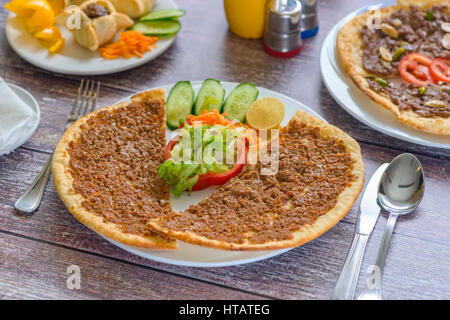 Piastra del tradizionale Manakish siriano, cucina araba Foto Stock