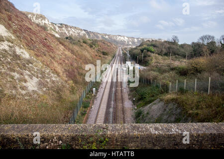 Ferrovia che attraversa il Warren verso dover. Scena di un grave incidente ferroviario negli anni '1950 nel Regno Unito Foto Stock