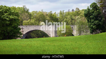 Il vecchio ponte di Spey vicino a Grantown on Spey, Cairngorms, Highlands Scozzesi. Foto Stock