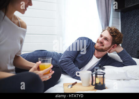 Coppia giovane in un momento di relax a casa il fine settimana Foto Stock