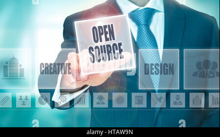 Un imprenditore premendo un Open Source pulsante su uno schermo trasparente. Foto Stock