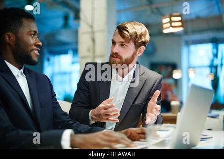 Colleghi di lavoro per discutere idee o piani Foto Stock