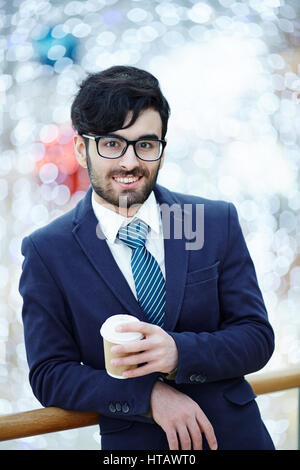 Ritratto di bello nel Medio Oriente uomo che indossa gli occhiali ed elegante abito formale Foto Stock
