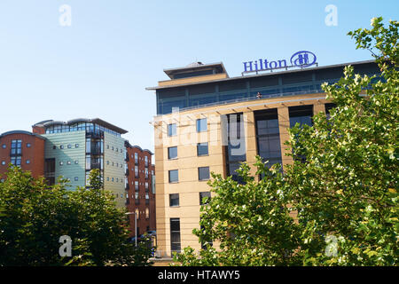 NEWCASTLE UPON TYNE, Regno Unito - 13 agosto 2015: L'Hotel Hilton accanto a Newcastle Tyne Bridge. Foto Stock