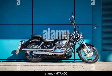 NEWCASTLE UPON TYNE, Regno Unito - 13 agosto 2015: una Yamaha Drag Star moto parcheggiato al sole. Foto Stock