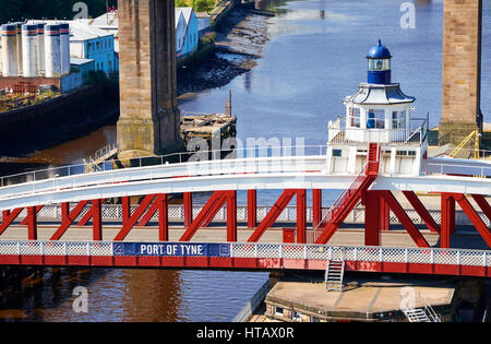 NEWCASTLE UPON TYNE, Regno Unito - 13 agosto 2015: Il ponte girevole su Newcastle sul fiume Tyne. Foto Stock