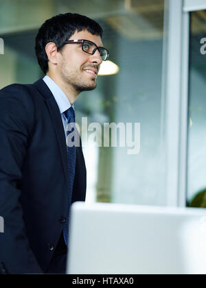 Giovane commerciante in tuta e occhiali Foto Stock