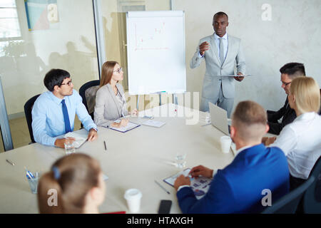 I responsabili di gravi ascolto fiducioso imprenditore spiegazioni Foto Stock