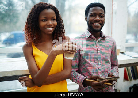 Felice giovane personale avente pausa caffè presso il café Foto Stock