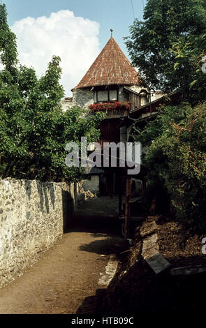 Una parte della parete della città di Glorenza in Alto Adige nel 1974. Teil der Glurnser Stadtmauer. Im Vordergrund ein Misthaufen. Foto Stock