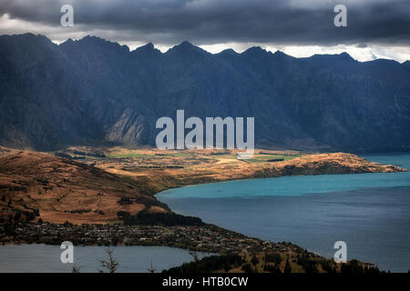 Panorama di Queenstown e sulle montagne Remarkables dal Gondola, Nuova Zelanda Foto Stock