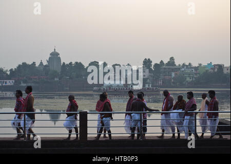 Sono Brahmans proveniente dal compiere un rituale Indù. Sullo sfondo il tempio Lingaraj è visibile (India) Foto Stock