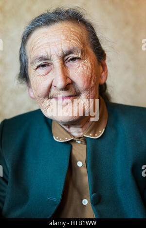 Bella 80 plus anno vecchia donna senior in posa per un ritratto nella sua casa. Foto Stock