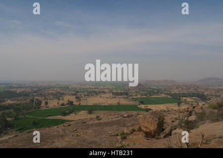 Vista sulle formazioni rocciose e il paesaggio in Karnataka, India del sud. Nei pressi del sito patrimonio mondiale dell'Unesco Hampi. Foto Stock