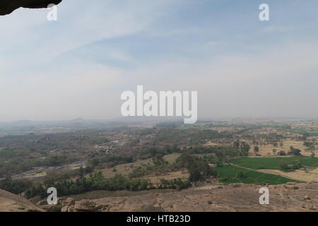 Vista sulle formazioni rocciose e il paesaggio in Karnataka, India del sud. Nei pressi del sito patrimonio mondiale dell'Unesco Hampi. Foto Stock