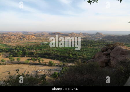 Vista verso il basso a partire da una scalinata che conduce al tempio delle scimmie in prossimità del sito patrimonio mondiale dell'Unesco Hampi in Karnataka, India del sud. Foto Stock