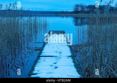 Il Footbridge nel lago invernale, Steg am winterlichen vedere Foto Stock