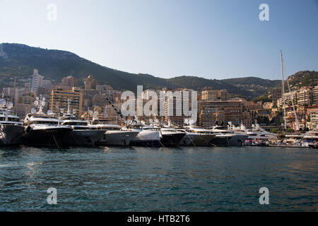 Luxury super yacht ormeggiati a Monte Carlo Marina Foto Stock