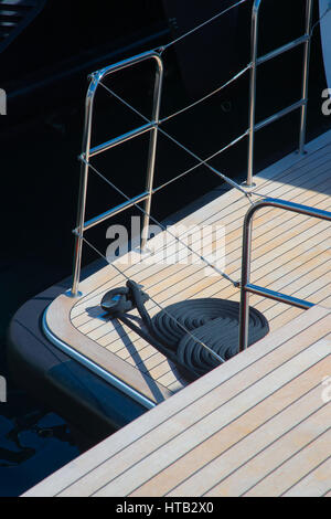 Dettaglio di appontaggio di yacht di lusso con la corda avvolta a spirale Foto Stock