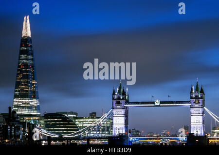 Regno Unito, Londra dello skyline della città con il Tower Bridge e la Shard Foto Stock