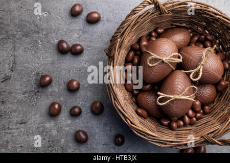 Al delizioso cioccolato coniglietto di Pasqua e uova su sfondo di legno Foto Stock