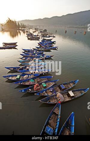 Sampans pesca in tinta, Vietnam Foto Stock