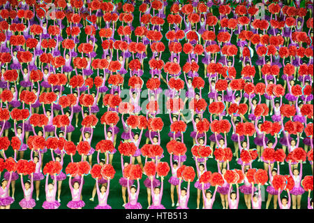 08.08.2012, Pyongyang, Corea del Nord - ballerini e acrobati eseguire durante l'Arirang Festival presso il Rungrado May Day Stadium di Pyongyang. Foto Stock
