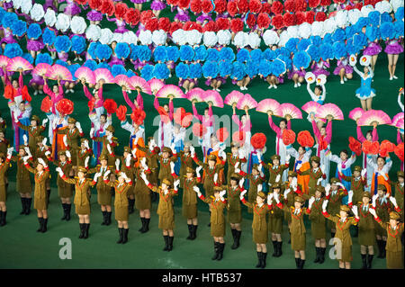 08.08.2012, Pyongyang, Corea del nord - ballerini e acrobati eseguire durante l'arirang festival presso il rungrado may day stadium di Pyongyang. Foto Stock
