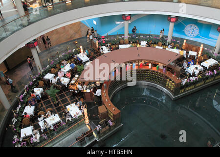 Singapore, Marina Bay Sands Resort, il Shoppes, ristorante, persone Foto Stock