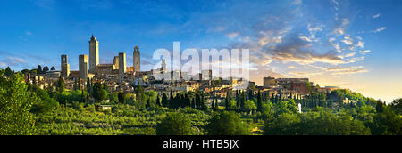 Vista panoramica della medievale del XIII secolo hill top town, le mura e le torri di San Gimignano. Toscana Italia Foto Stock