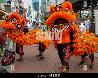Singapore, nuovo anno cinese, danza leone, persone Foto Stock