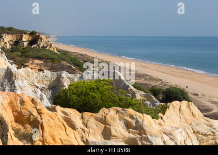 Spiaggia di sabbia e scogli, Mazagon Costa de la Luz Huelva, Andalusia, Spagna, Europa Foto Stock