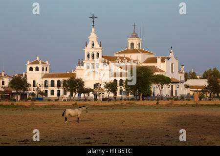 In stile barocco chiesa di Nuestra Senora del Rocio, El Rocio, provincia di Huelva, Andalusia, Spagna, Europa Foto Stock