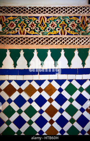 Piastrella Zellige pannelli decorativi.La Petite corte, Palazzo Bahia, Marrakech, Marocco Foto Stock