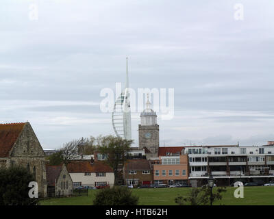 Vista del Royal Garrison Chiesa e Spinnaker Tower da Southsea fronte mare, Portsmouth Inghilterra Hampshire REGNO UNITO Foto Stock