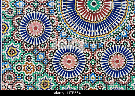Berber Arabesque zallige piastrelle del Museo di Marrakesh nel dar Menebhi Palace, Marrakech, Marocco Foto Stock