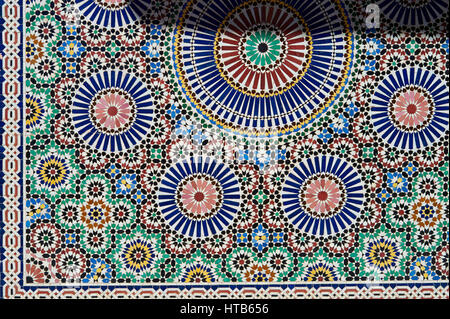 Berber Arabesque zallige piastrelle del Museo di Marrakesh nel dar Menebhi Palace, Marrakech, Marocco Foto Stock