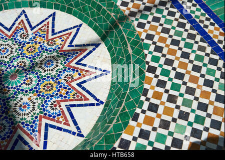 Berber Arabesque zallige piastrelle del Museo di Marrakesh nel dar Menebhi Palace, Marrakech, Marocco Foto Stock