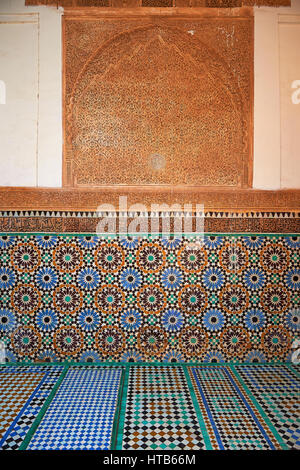 L Arabesco zelige piastrelle e architettura delle Tombe Saadiane del XVI secolo mausoleo dei righelli Saadiane, Marrakech, Marocco Foto Stock