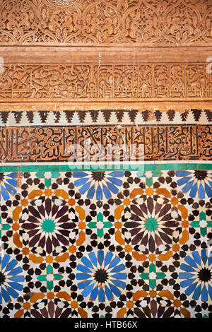 L Arabesco zelige piastrelle e architettura delle Tombe Saadiane del XVI secolo mausoleo dei righelli Saadiane, Marrakech, Marocco Foto Stock