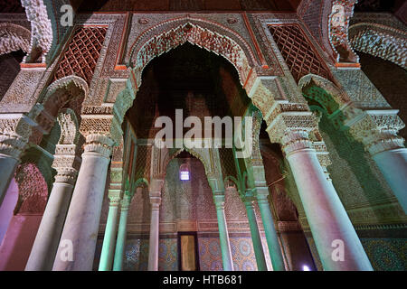 L Arabesco architettura la tomba di al-Mansur il figlio nelle Tombe Saadiane del XVI secolo mausoleo dei righelli Saadiane, Marrakech, Marocco Foto Stock