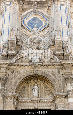 Riccamente intagliato fronte ovest la facciata della Cattedrale di San Salvador, Jerez de la Frontera, la provincia di Cadiz Cadice, Andalusia, Spagna, Europa Foto Stock