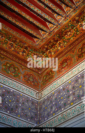 Berber arabesque interno in legno pannelli di soffitto della Petite corte, Palazzo Bahia, Marrakech, Marocco Foto Stock
