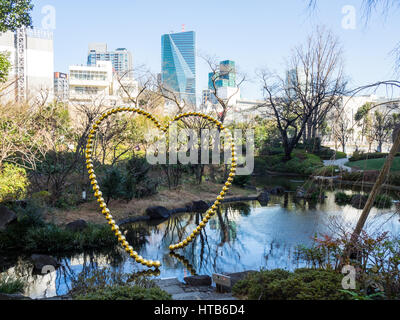 Kin no kokoro (cuore d'Oro) scultura di Jean-Michel Othoniel situato nel giardino di Mori, Roppongi Hills, Minato, Tokyo. Foto Stock